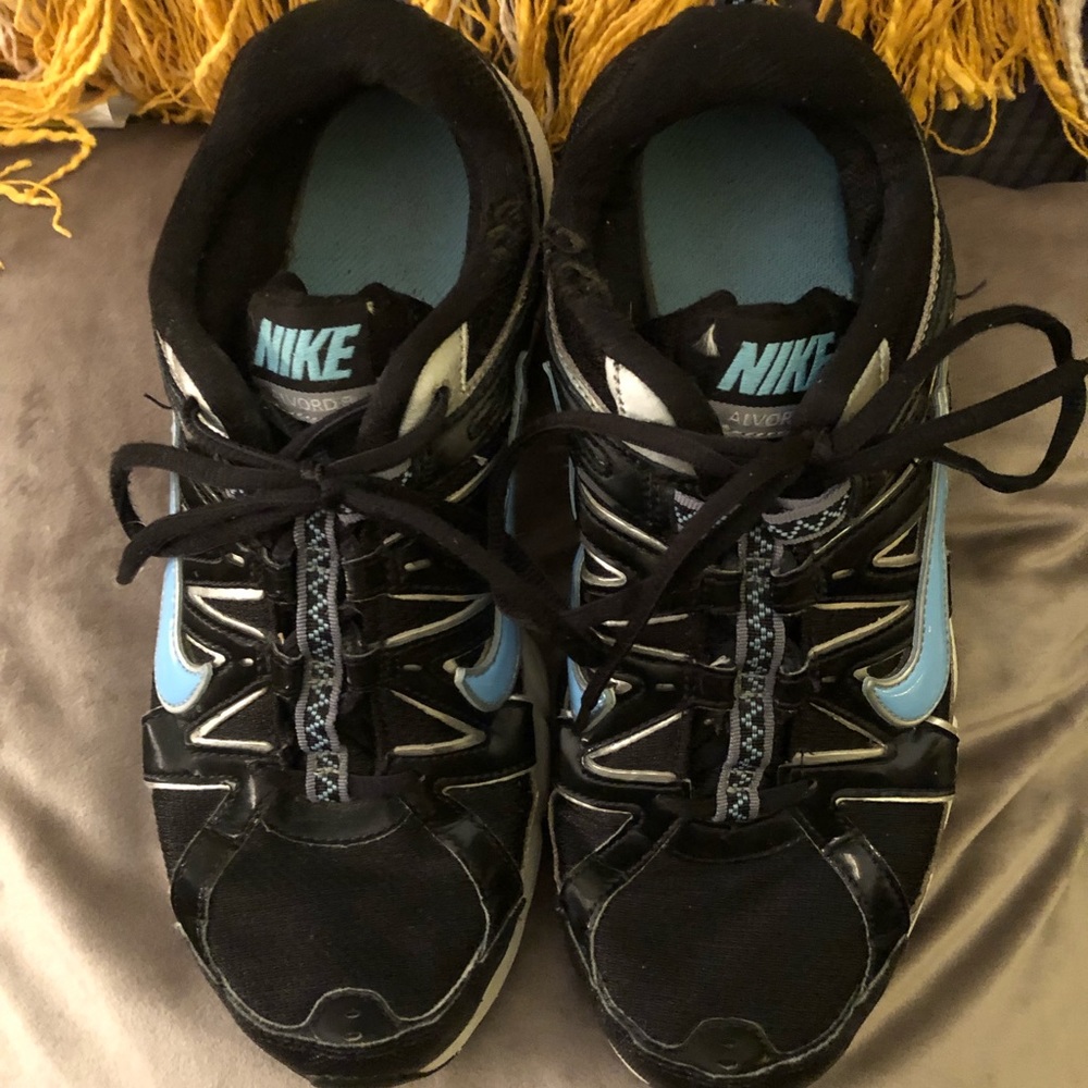 Black w/light blue AIVORD8 women’s size 9